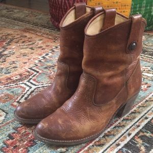 Frye Jackie Button Boots Short - Cognac :: size 7